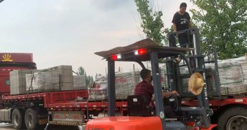 日喀则布 黄金麻冰裂纹，地铺石装车