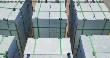 日喀则布 芝麻白花岗岩5公分地铺石 花岗岩厂家工厂装车日常