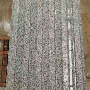 日喀则布 芝麻白花岗岩荔枝面雕刻盲道，盲条