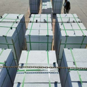 日喀则布 芝麻白花岗岩5公分地铺石 花岗岩厂家工厂装车日常