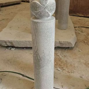 日喀则布 芝麻白花岗岩石材挡车石柱、停车柱、圆柱挡车柱、方柱挡车柱等