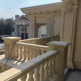 日喀则布 黄金麻别墅外墙干挂雕花配合阳台栏杆花瓶柱