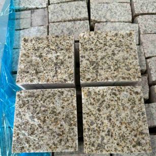 日喀则布 黄金麻花岗岩自然面小方块，弹石，马蹄石等