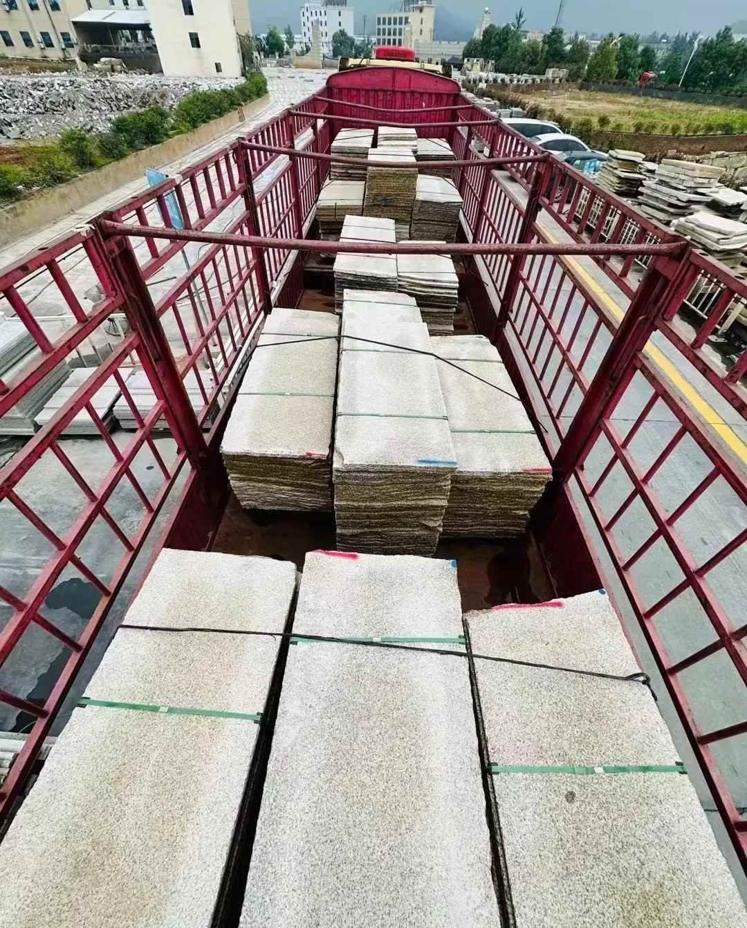 日喀则布 黄金麻花岗岩荔枝面，光面毛板装车完成