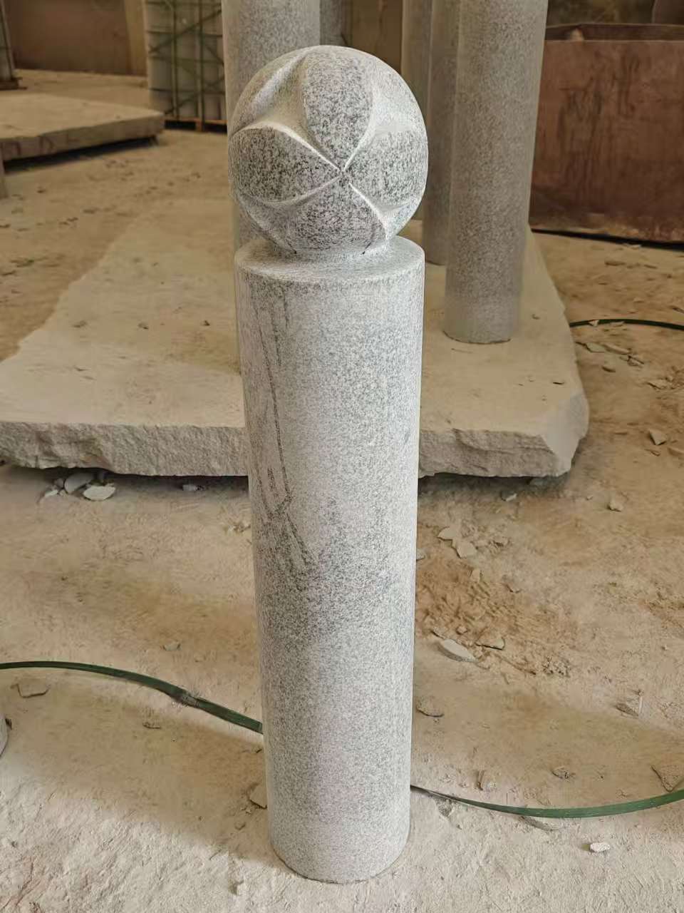 日喀则布 芝麻白花岗岩石材挡车石柱、停车柱、圆柱挡车柱、方柱挡车柱等