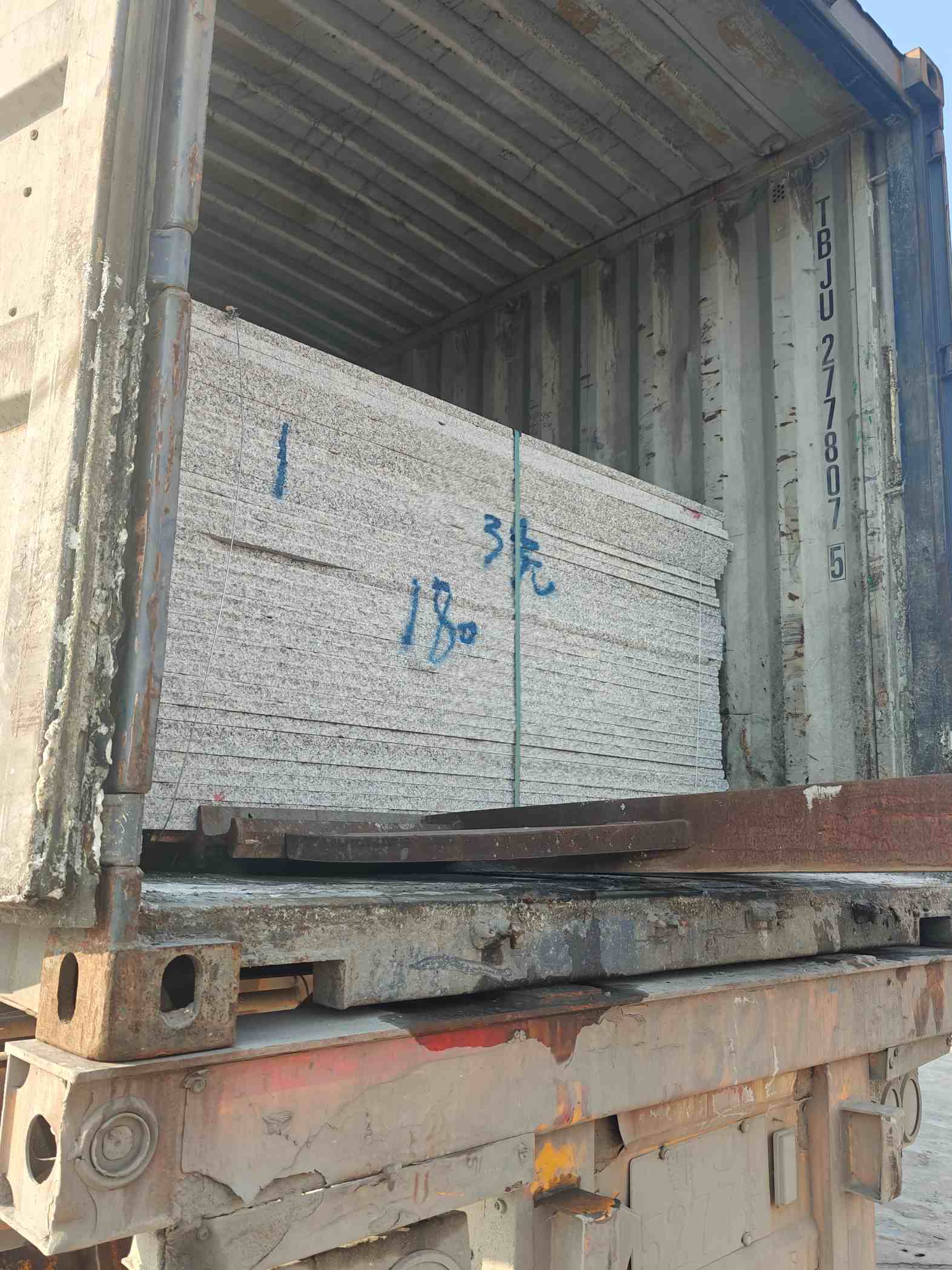 日喀则布 芝麻白花岗岩石材3.0公分光面毛板装柜出货