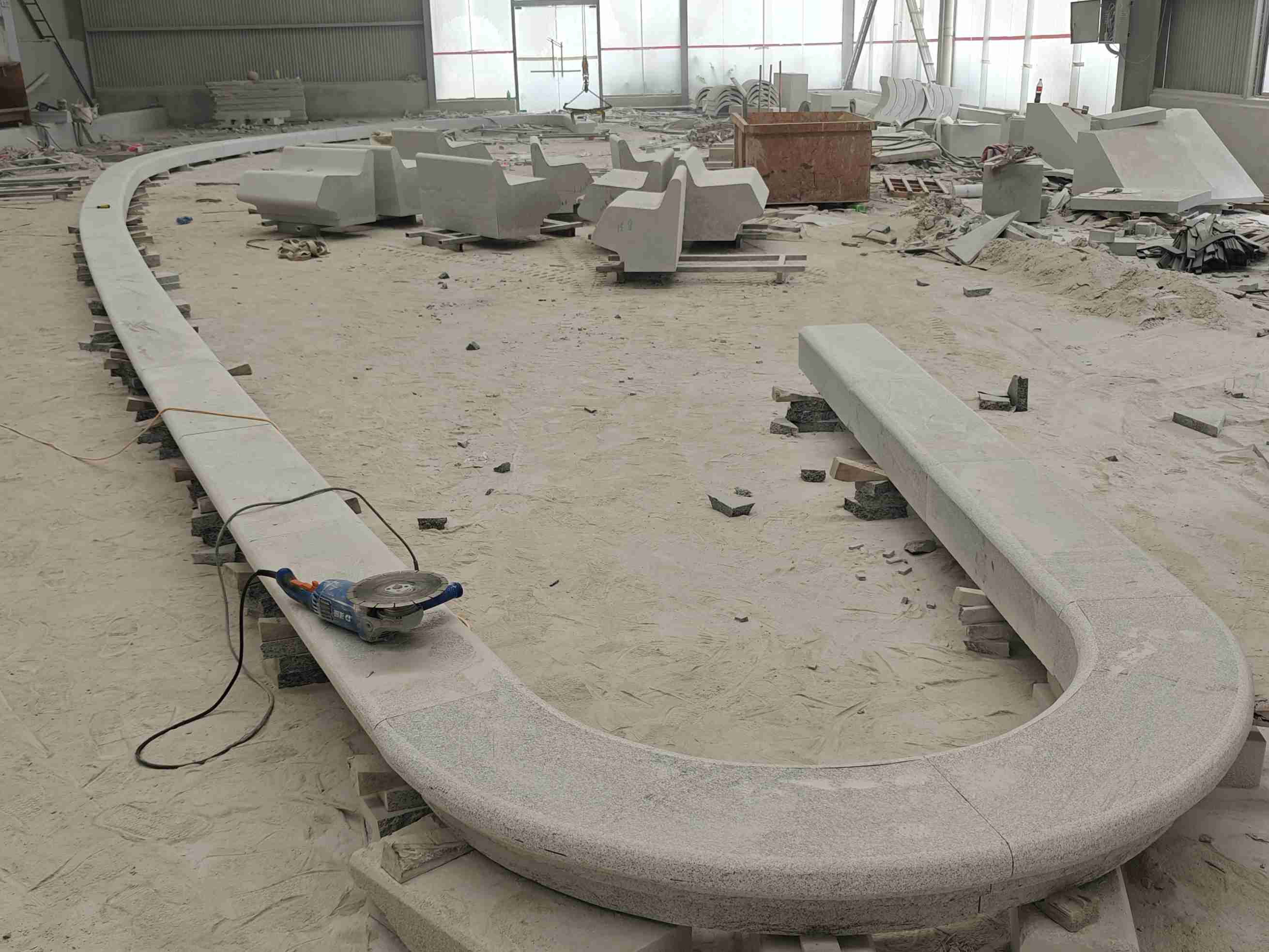 日喀则布 芝麻白花岗岩弧形花坛石，坐凳石