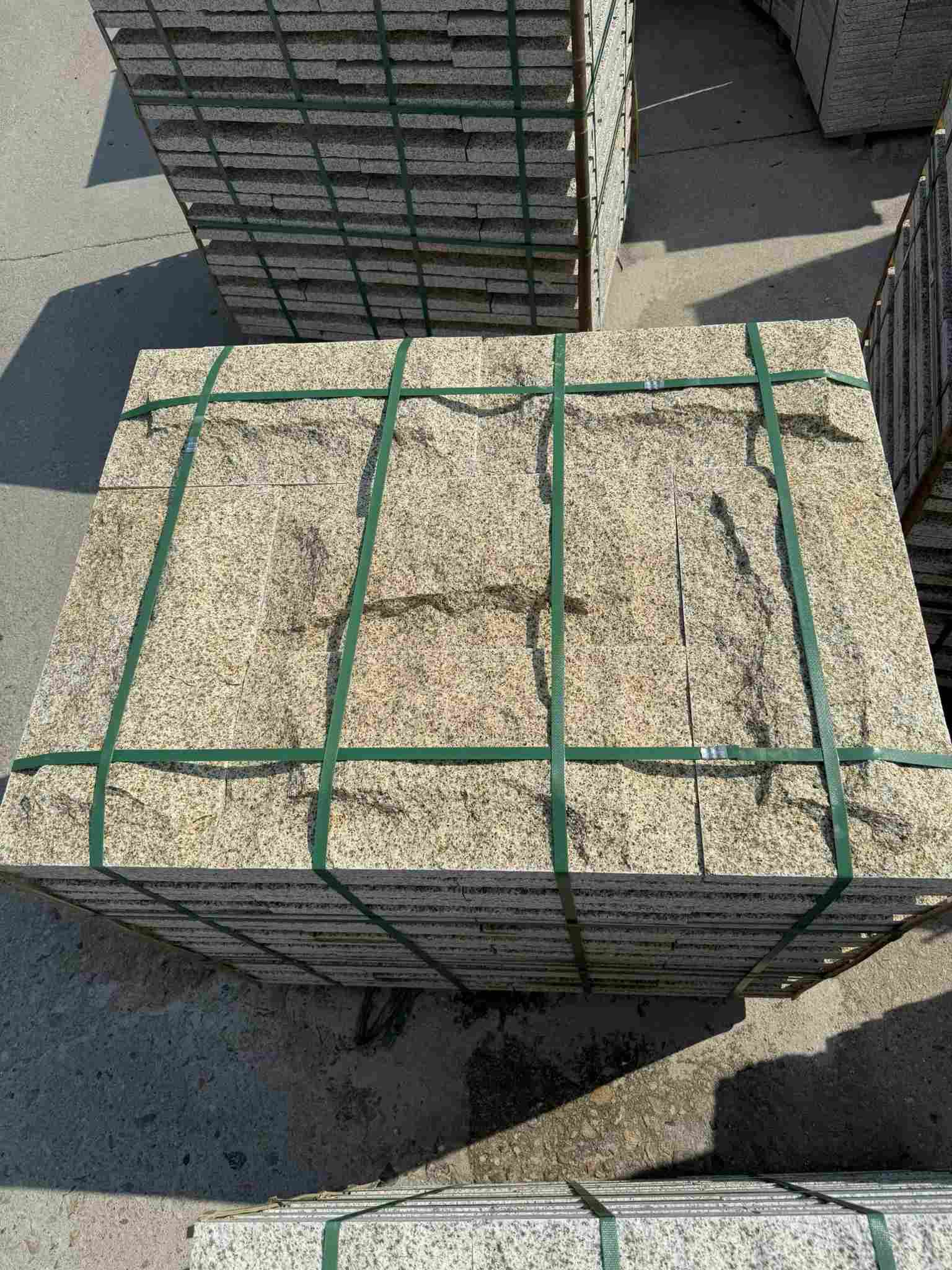 日喀则布 黄金麻花岗岩石材自然面蘑菇石成品