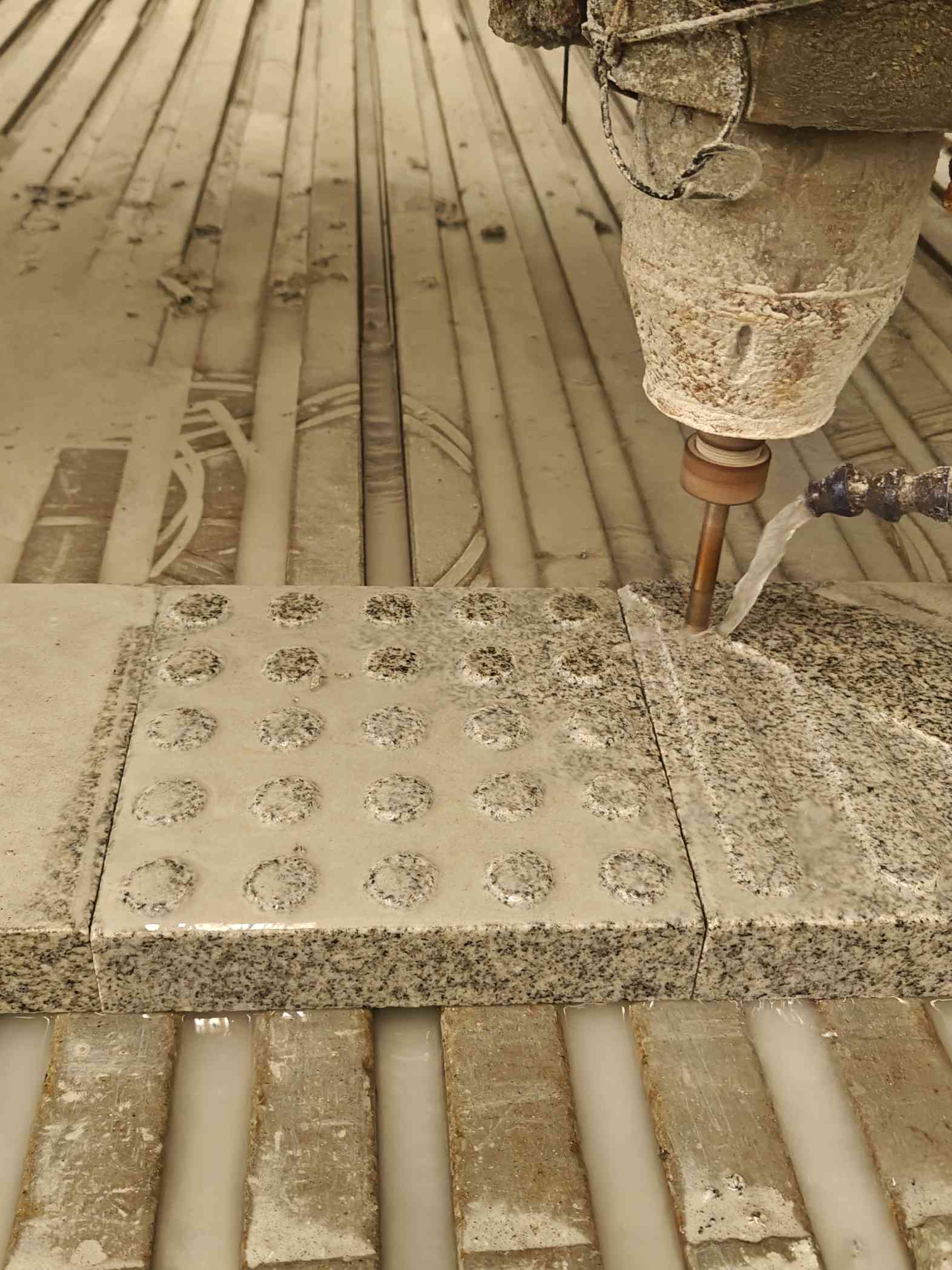 日喀则布 芝麻白花岗岩石材盲人石、盲道石、盲点石