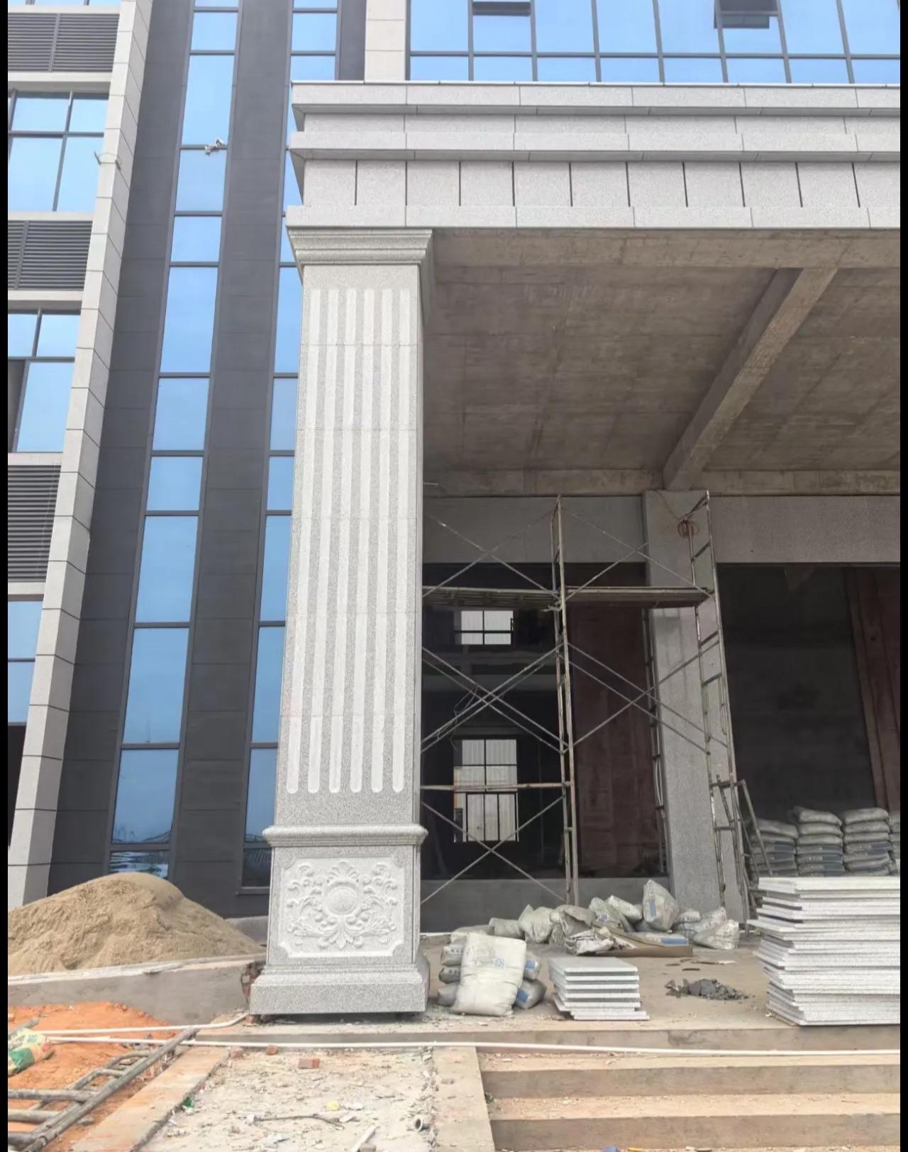 日喀则布 芝麻白光面花岗岩门楼大柱（罗马柱）配雕花底座