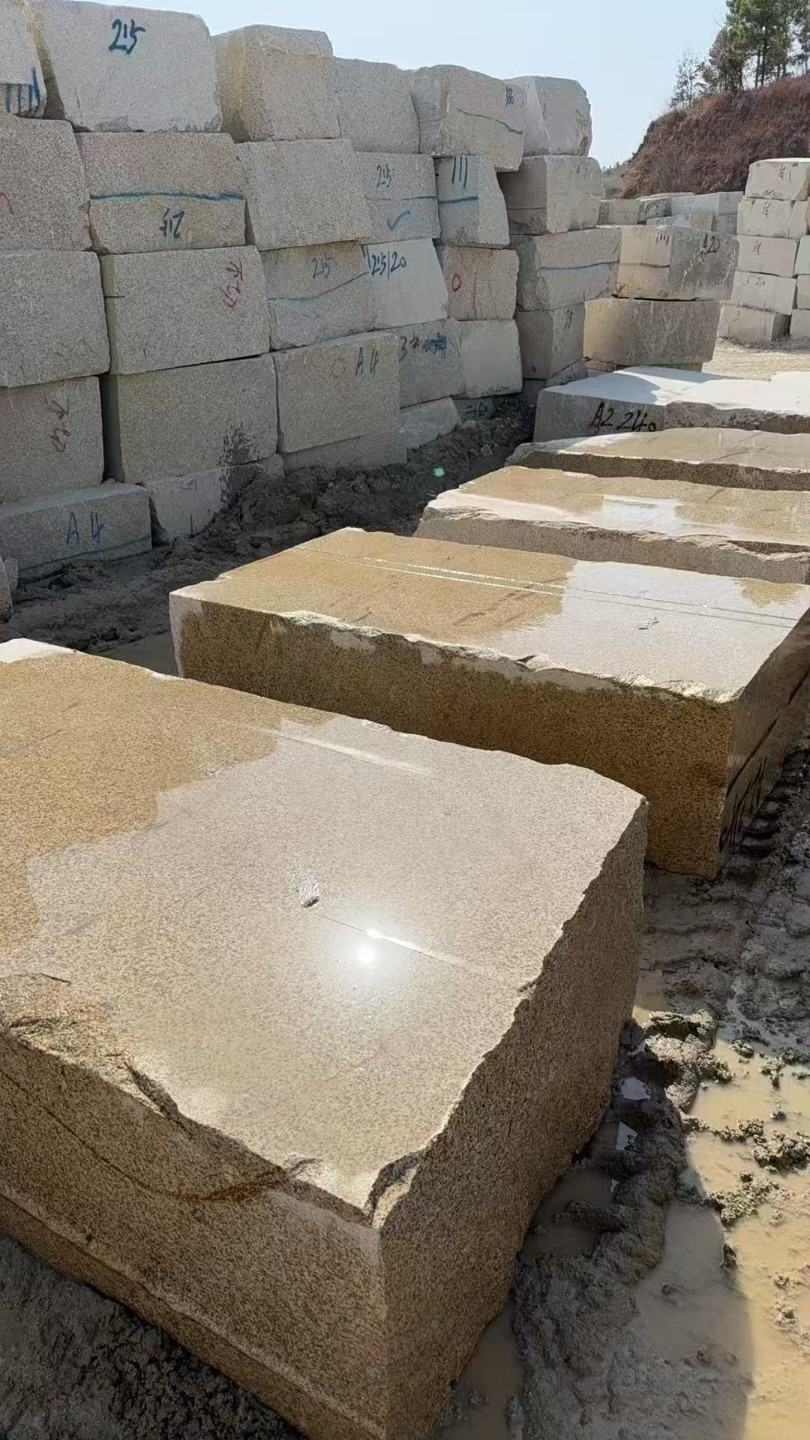 日喀则布 黄金麻方料堆场洗料分选中，原材料充足