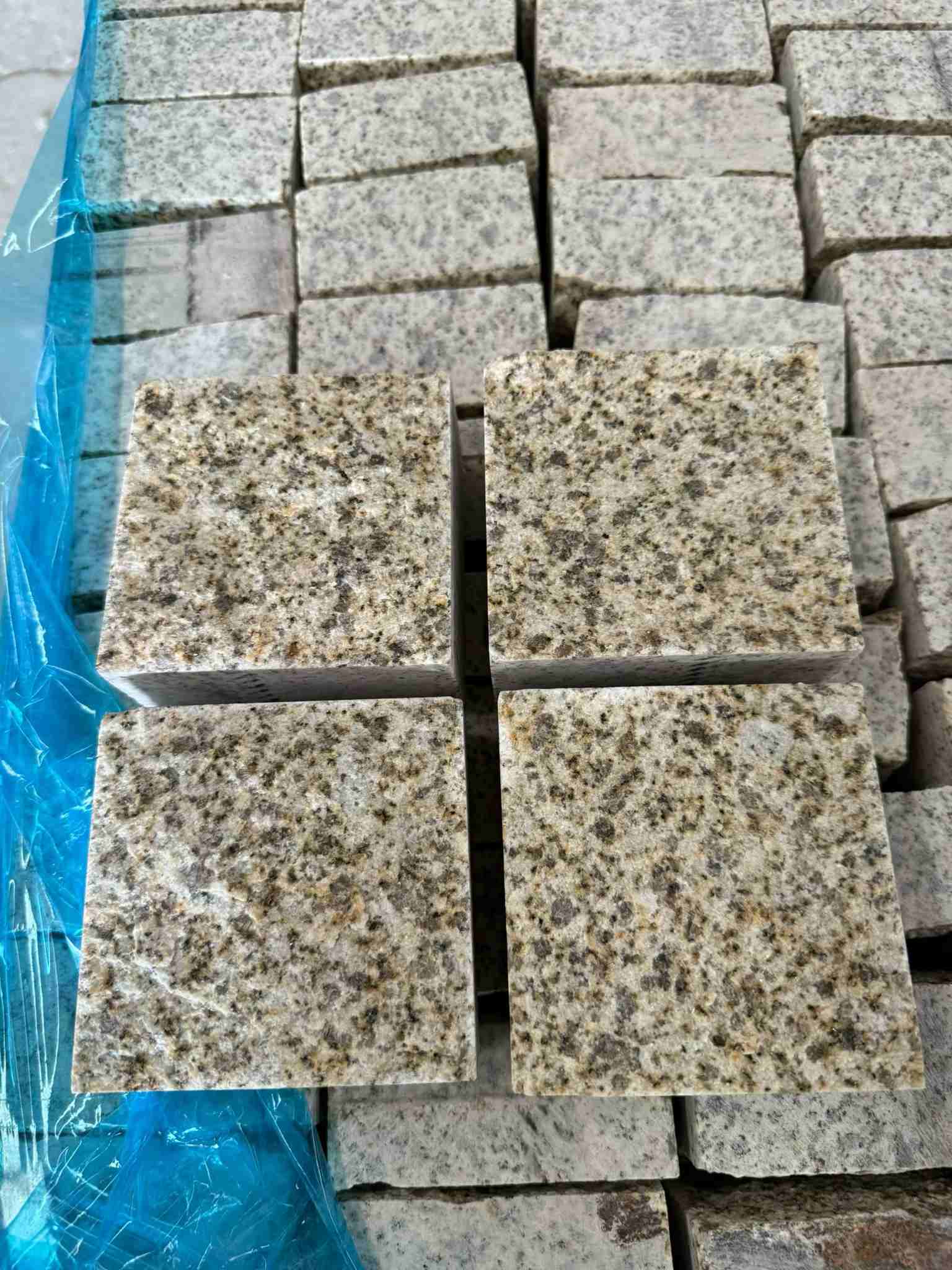 日喀则布 黄金麻花岗岩自然面小方块，弹石，马蹄石等