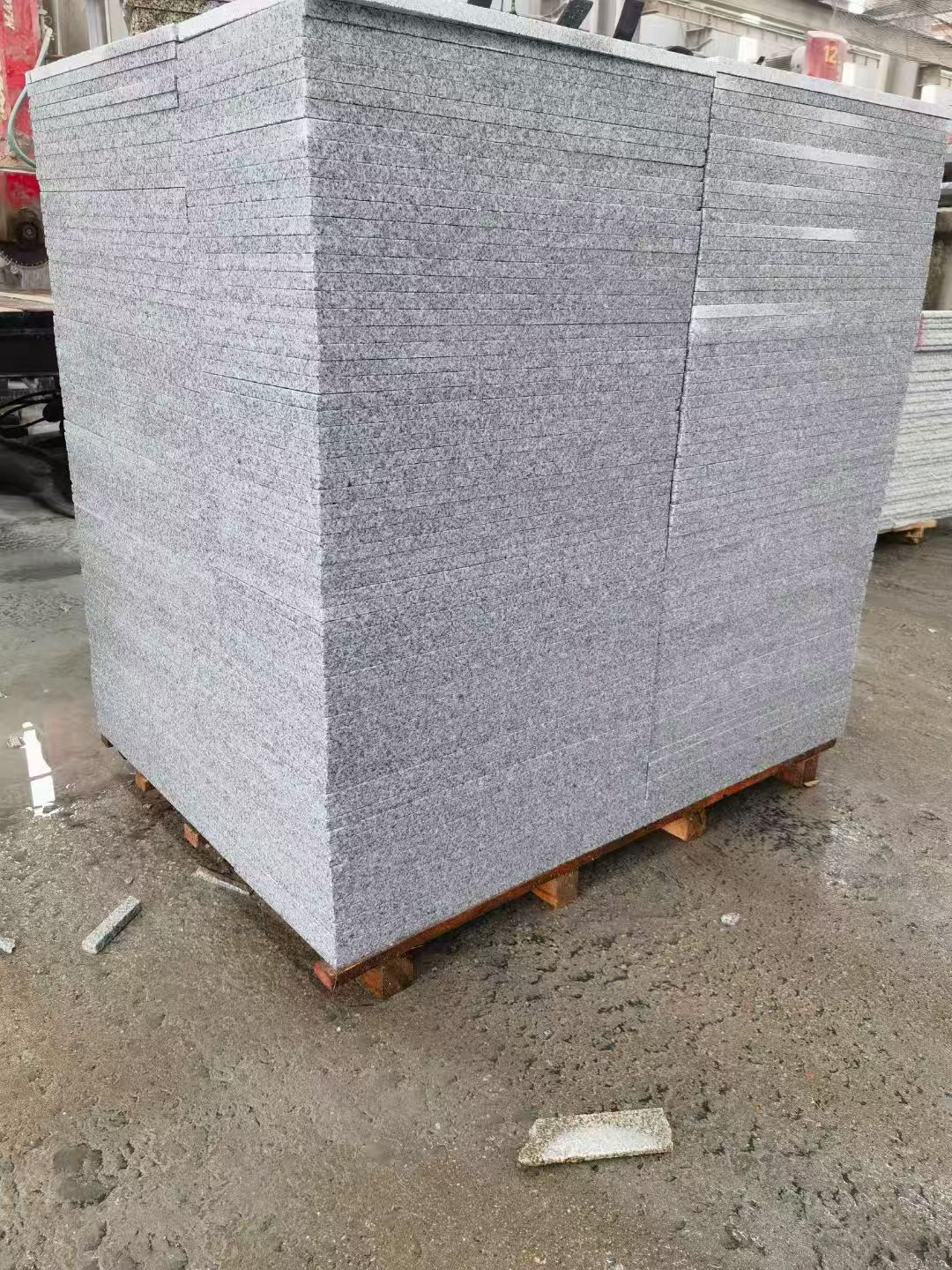 日喀则布 芝麻白火烧面1.8厚300*600地铺石，尺寸标准，厚薄均匀