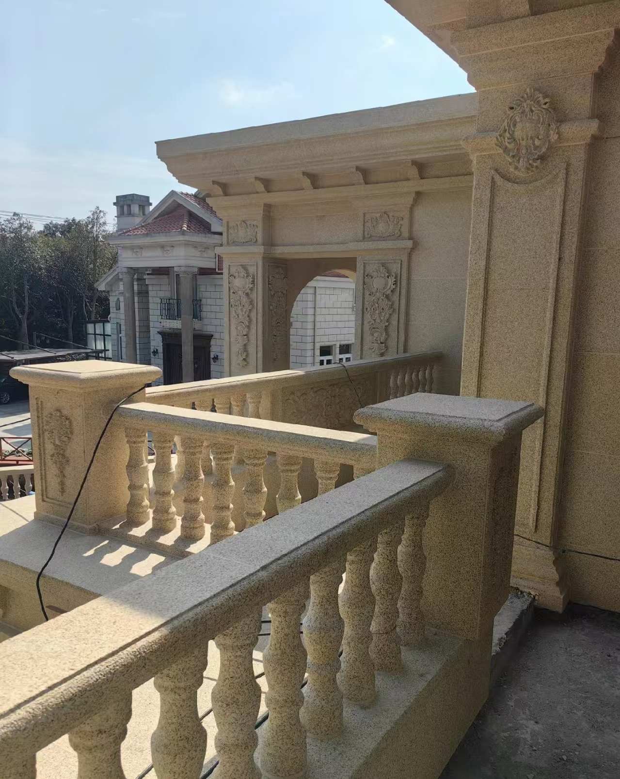 日喀则布 黄金麻别墅外墙干挂雕花配合阳台栏杆花瓶柱