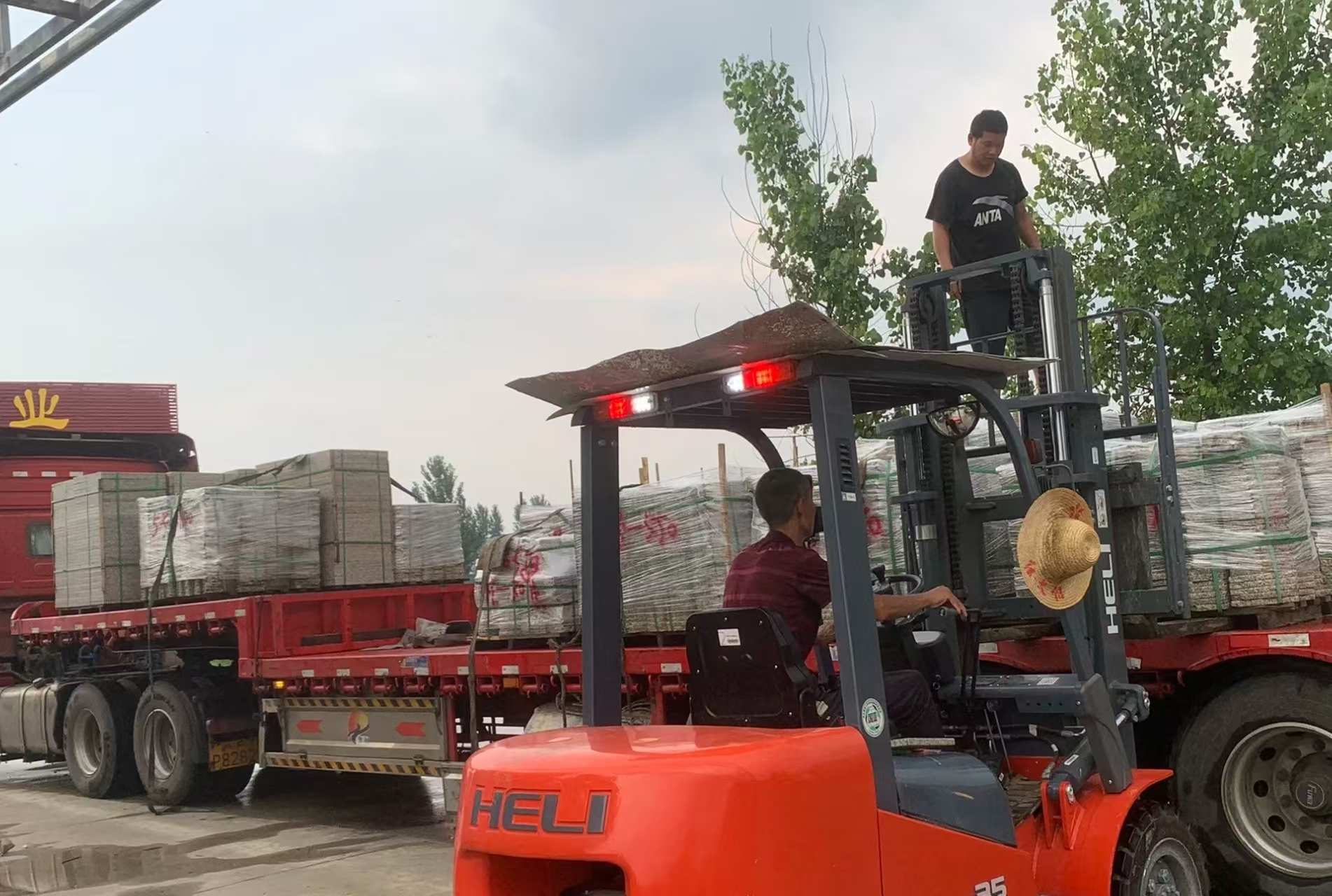 日喀则布 黄金麻冰裂纹，地铺石装车