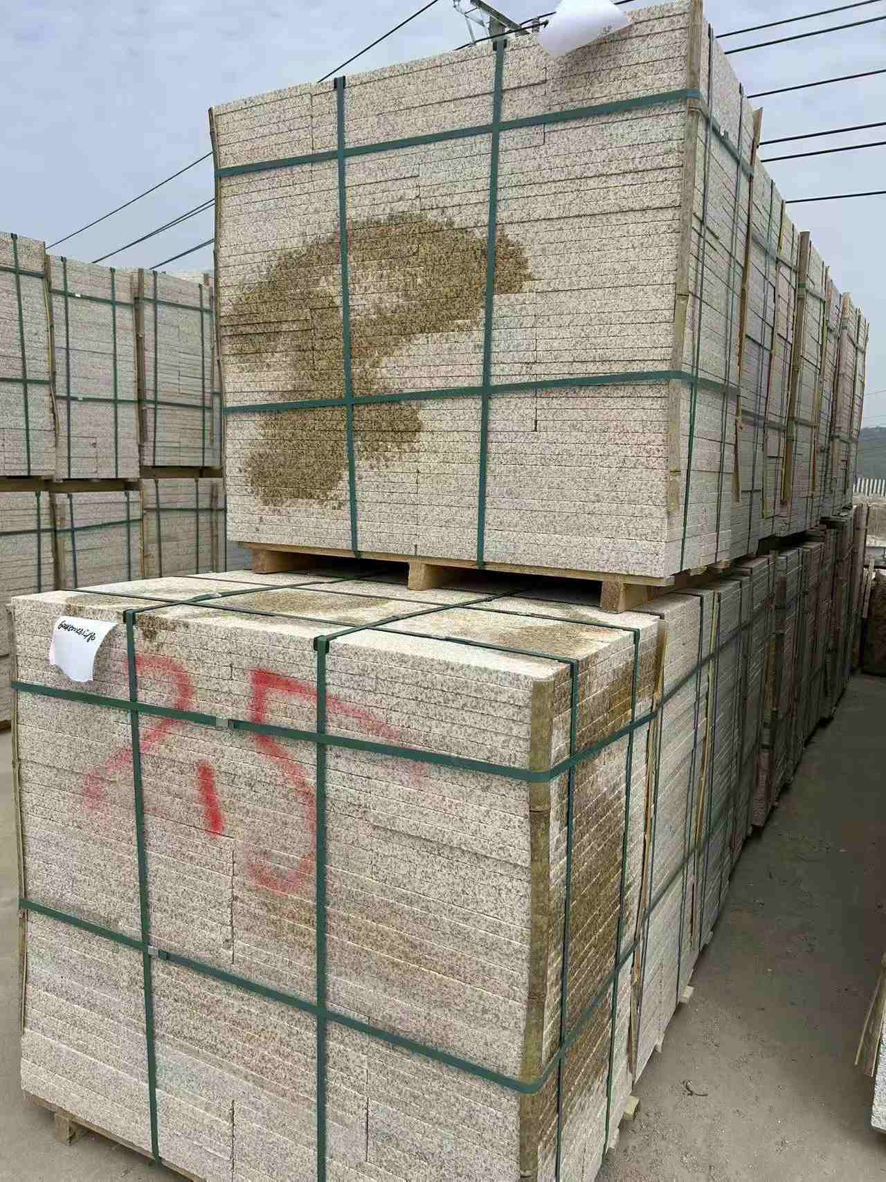 日喀则布 黄金麻花岗岩石材荔枝面地铺石2.5*300*600