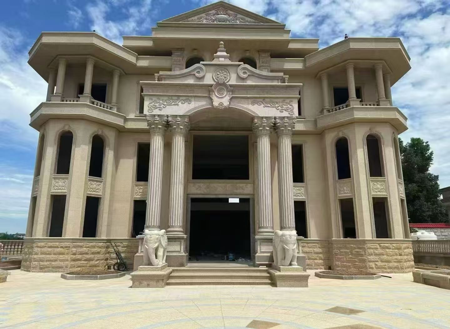 日喀则布 黄金麻别墅外墙干挂，大柱，大象，蘑菇石，雕花板