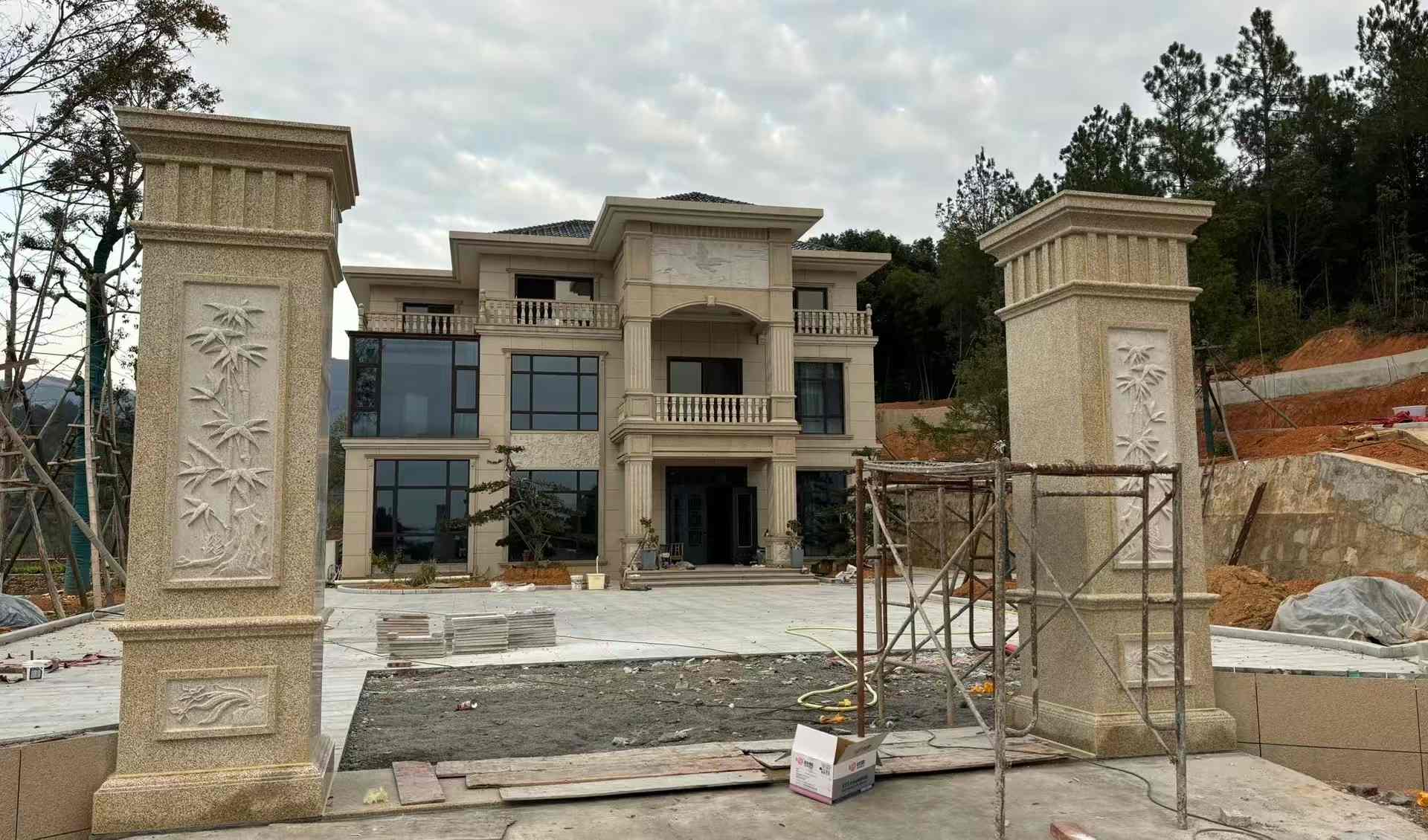 日喀则布 黄金麻花岗岩别墅雕花外墙干挂配上门口雕花罗马柱