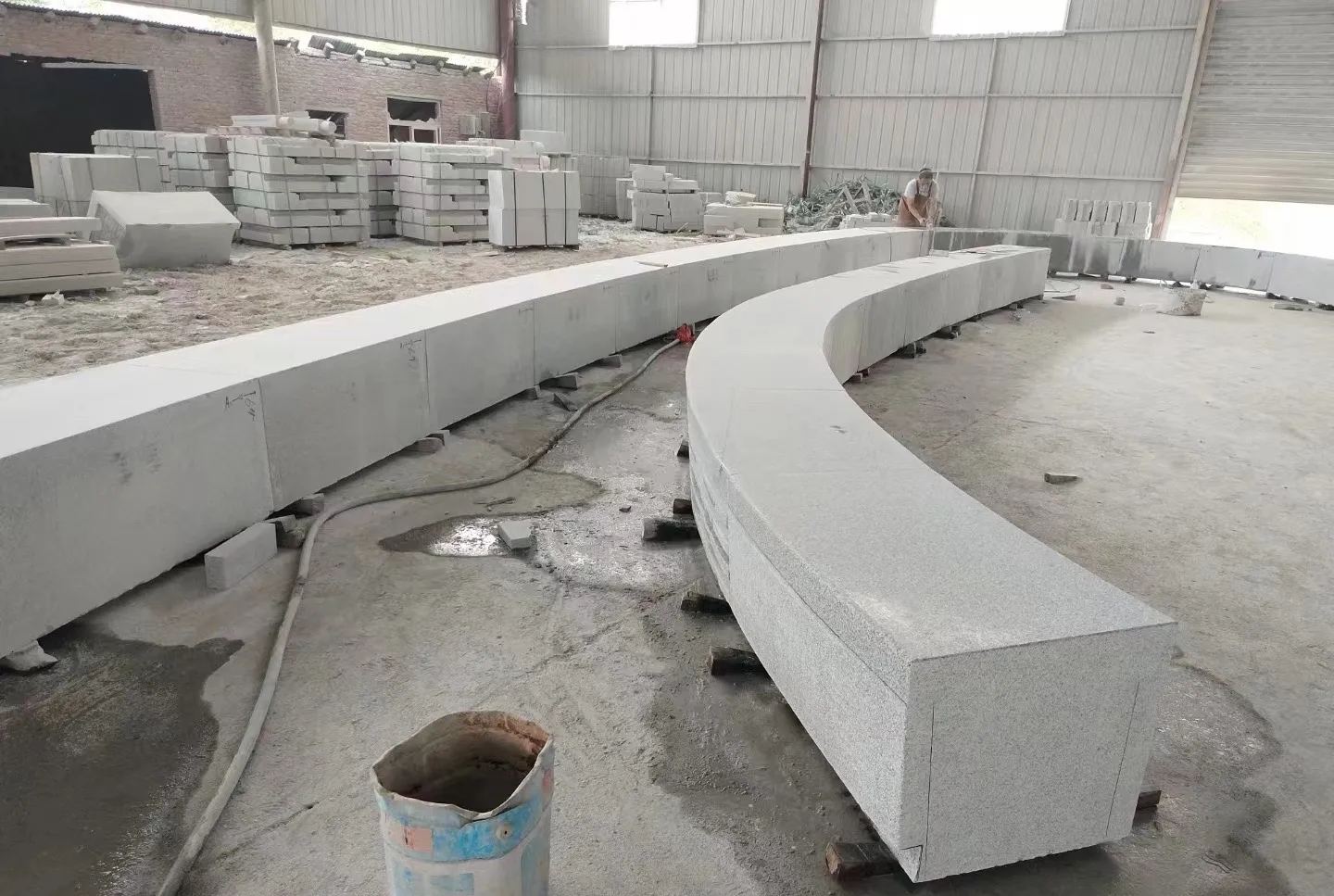 日喀则布芝麻白花岗岩石板材 园林光面弧形坐凳