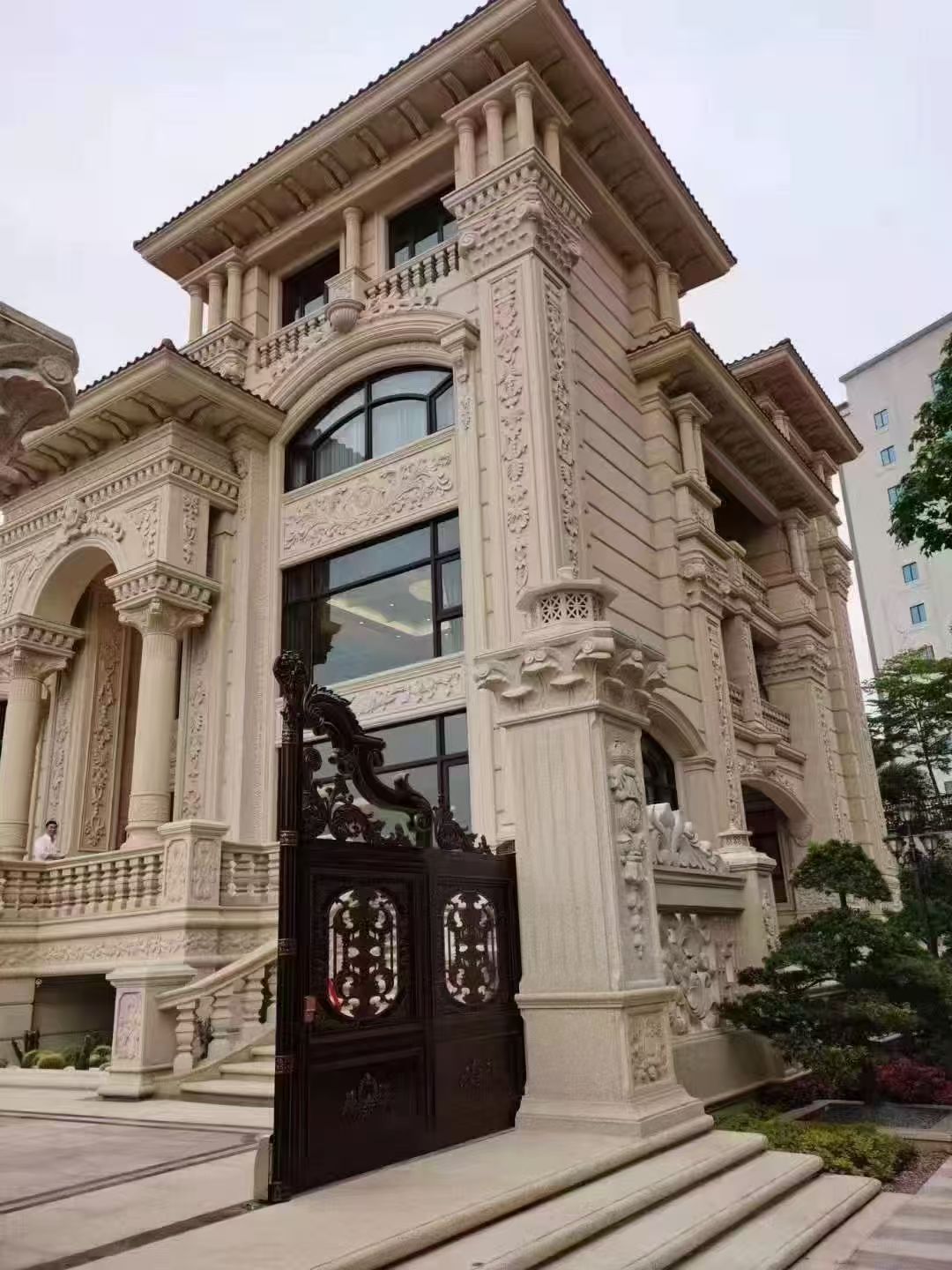 日喀则布 黄金麻花岗岩别墅外墙干挂效果展示