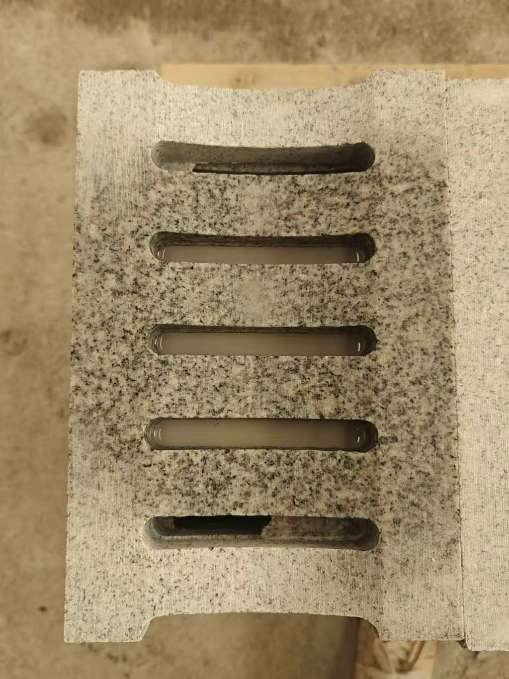 日喀则布 芝麻白拉丝面花岗岩U型开槽排水槽