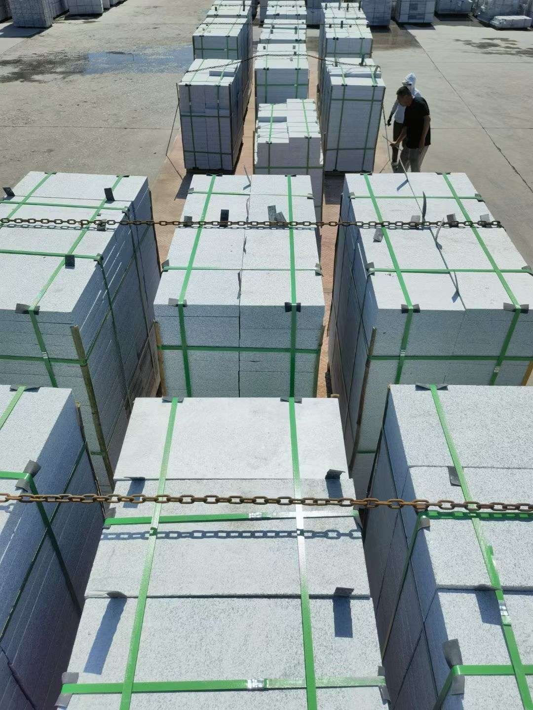 日喀则布 芝麻白花岗岩5公分地铺石 花岗岩厂家工厂装车日常